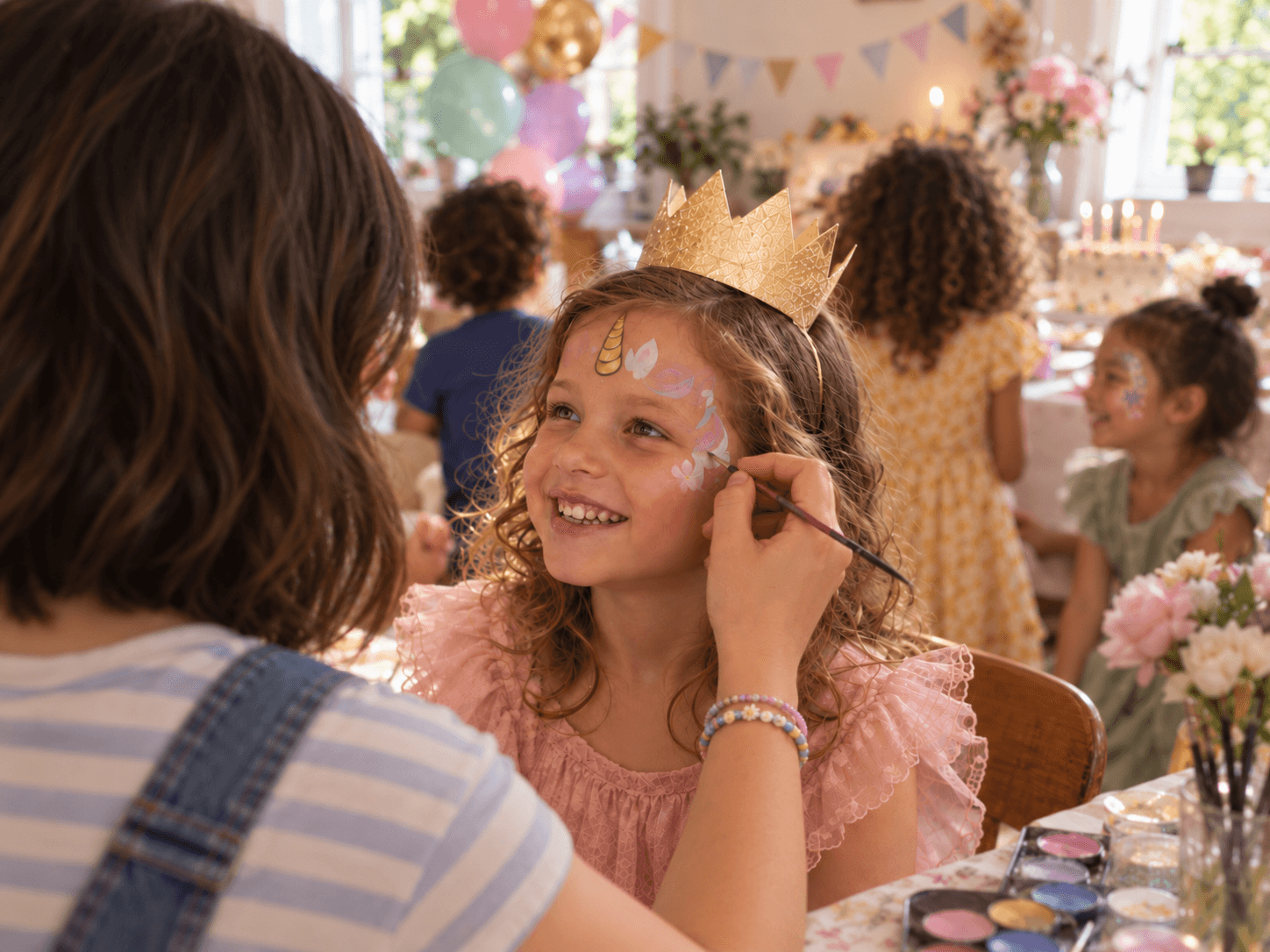 Illustration par IA : un motif de licorne encore inachevé est complété sur le visage d’un enfant avec un pinceau fin.